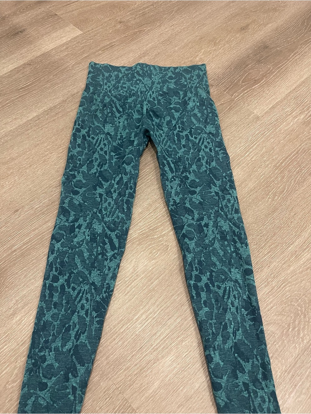 Gymshark Teal Patterned Sports Bra and Leggings Set - Picture 7 of 8